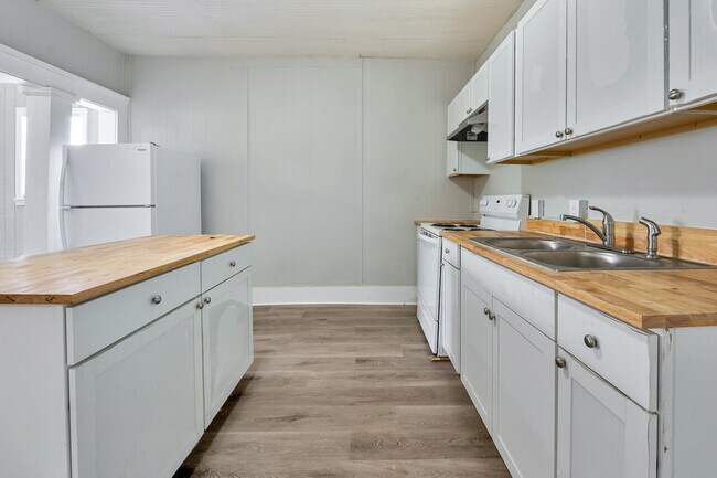 Photo - 4/1 Open Floorplan, Renovated, Section 8, ...