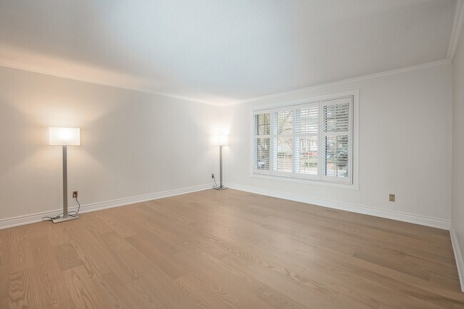 Photo - 475 Sparling Crescent