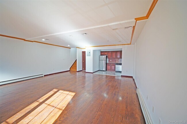 Photo - 931 E 215th St