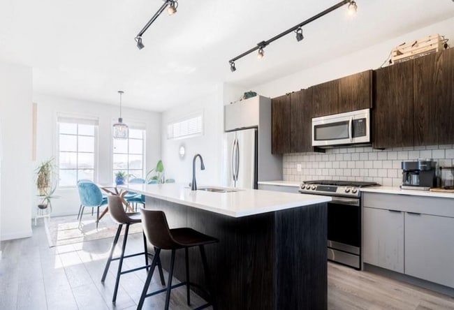 Photo - Modern Living in the Heart of Walden (L968)