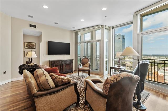 Building Photo - 500 Throckmorton St Unit 2301