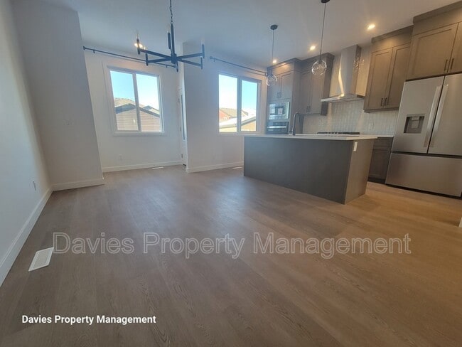 Photo - 2222 Muckleplum Cres SW