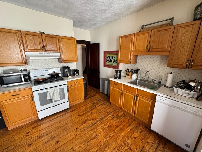 Building Photo - 211 Holland St Unit 2