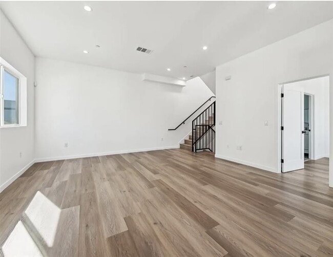 2919-2923 S Burnside Ave