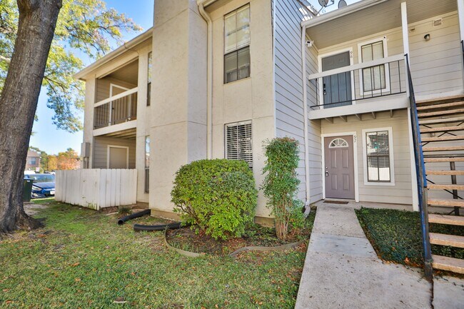 Building Photo - 17401 Red Oak Dr Unit 97