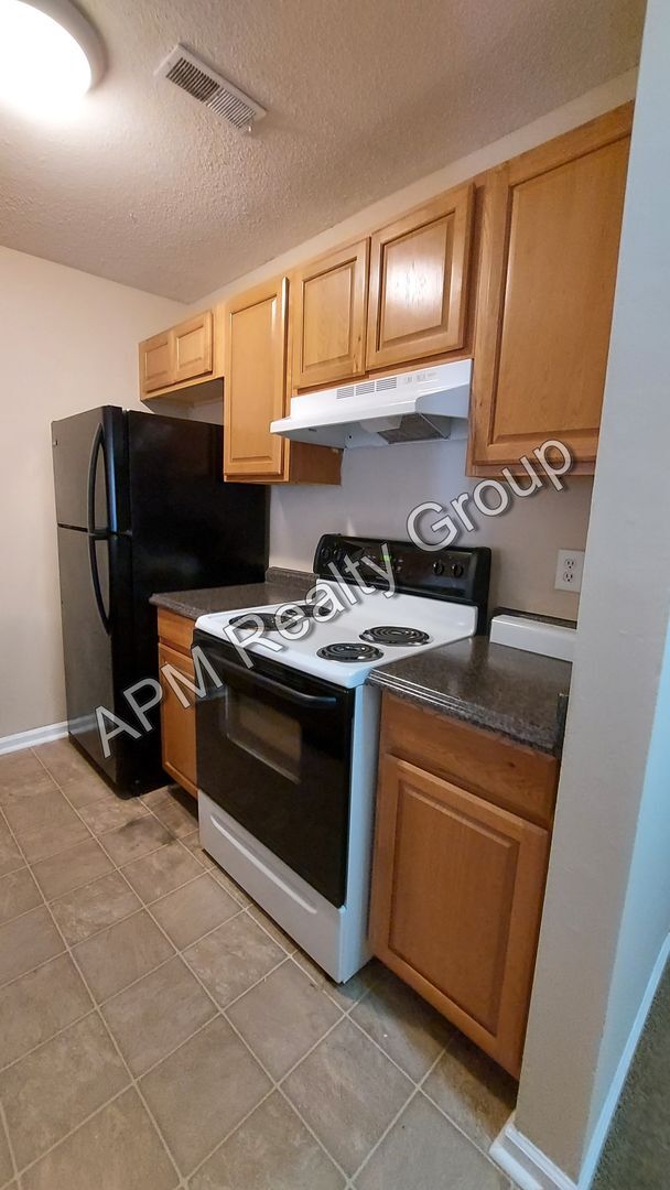 Building Photo - St. Andrews townhouse - 50% off first month!