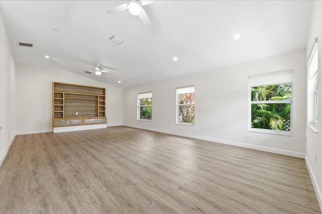 Photo - 530 NE 3rd Ave