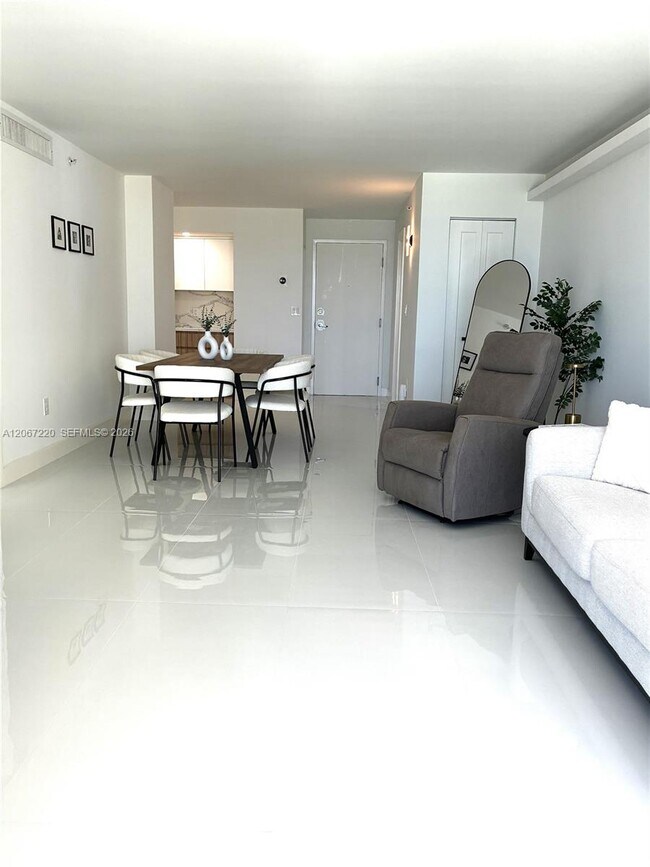 6917 Collins Ave Unidad 411