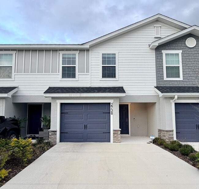 Building Photo - Stylish & Spacious Townhome - 3 Bedroom 2.5 Bath