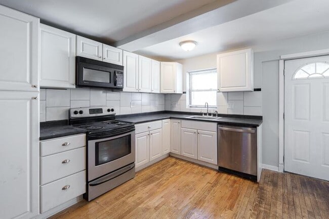 Building Photo - 547 1st St