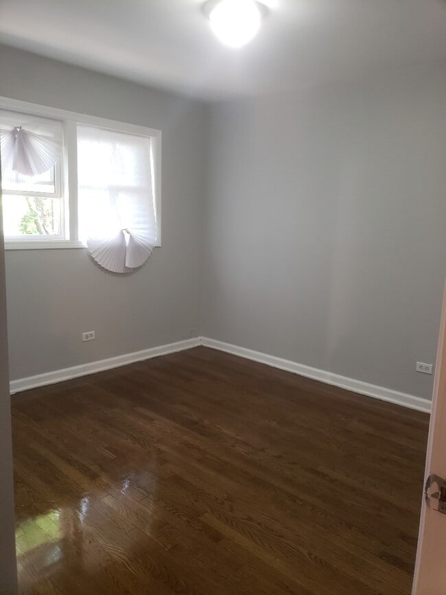 Photo - 1061 E 80th St