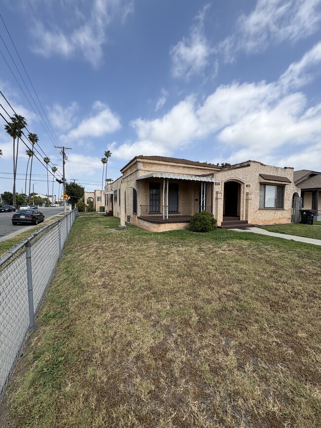 Building Photo - 3900 3rd Ave Unit 1