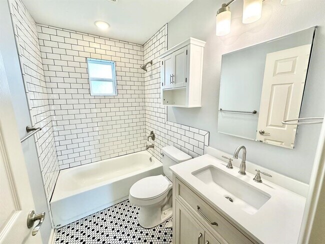 Photo - 724 Avenue K