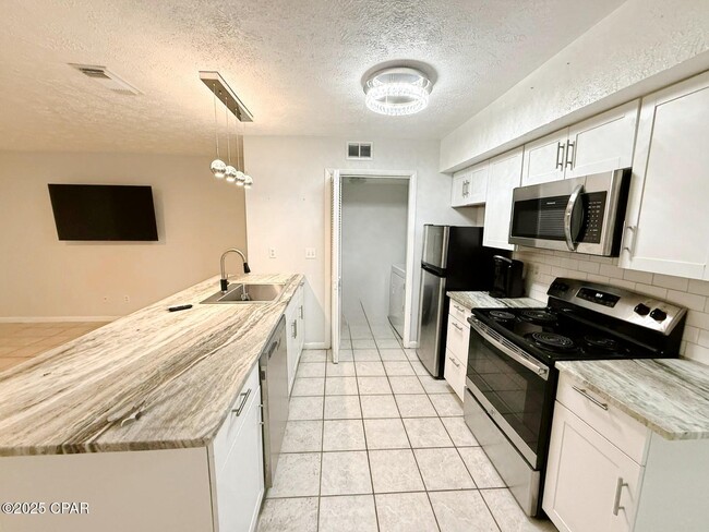 Building Photo - 4113 Holiday Dr Unit 201 Rental