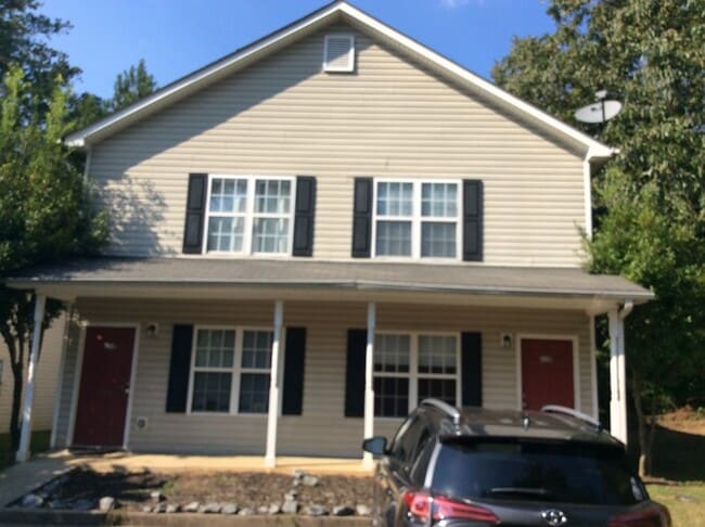Building Photo - 2/1.5 End Unit Townhome close to downtown ...
