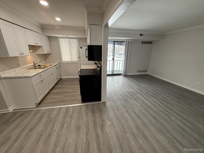 Photo - 250 E Thirteen Mile Rd Unit 11