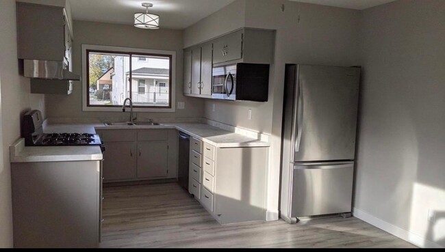 Fully renovated kitchen - 1635 Rawson Ave Casa