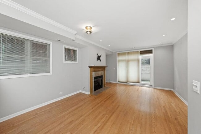 Building Photo - 2 bedroom in Chicago IL 60657 Unit GARDEN Rental
