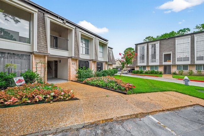 Building Photo - 12633 Memorial Dr Unit 216