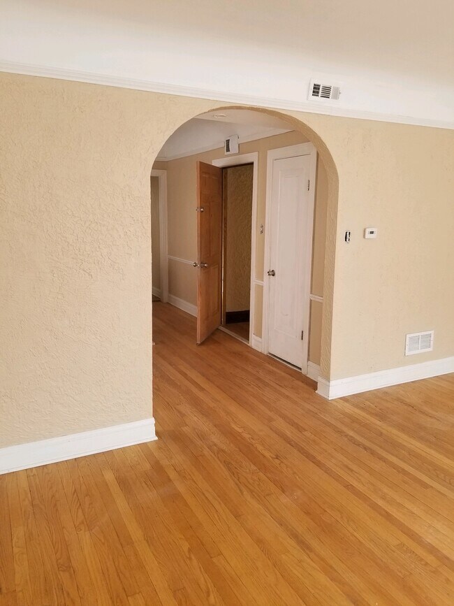 Photo - 2331 S Lombard Ave Unit 2