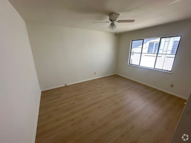 Building Photo - Bright 2 Bedroom Duplex in the Heart of Fu... Unit 115 Rental