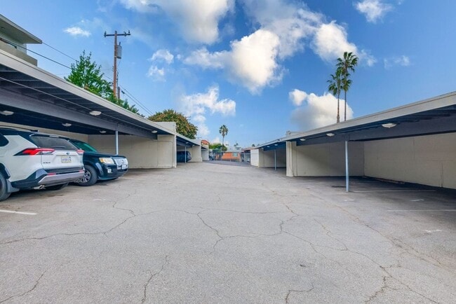 Photo - 629-633 W Hyde Park Blvd