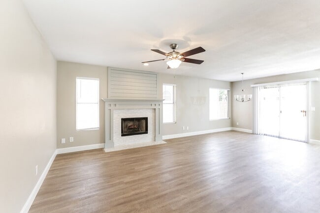 Photo - 7922 W Laurel Ln