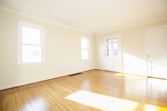 Photo - 2355 Ward St