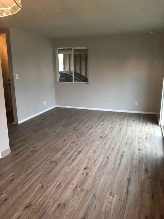 Photo - Sumner Townhome Duplex W/D w/ 1 car carport FREE JAN