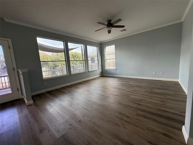 Photo - 723 Settlement St