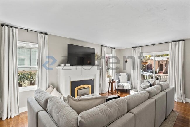 Photo - 1337 Acacia St