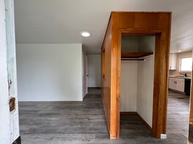 Photo - Bremerton Duplex Unidad 2 / Upstairs