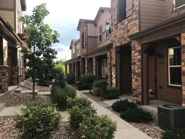 Building Photo - CHARMING 2BD TOWNHOME IN THE VISTAS AT NOR...