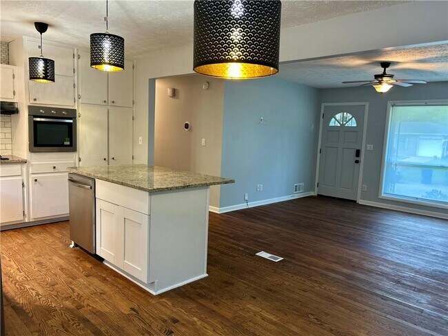 Photo - 667 Tara Cir SE