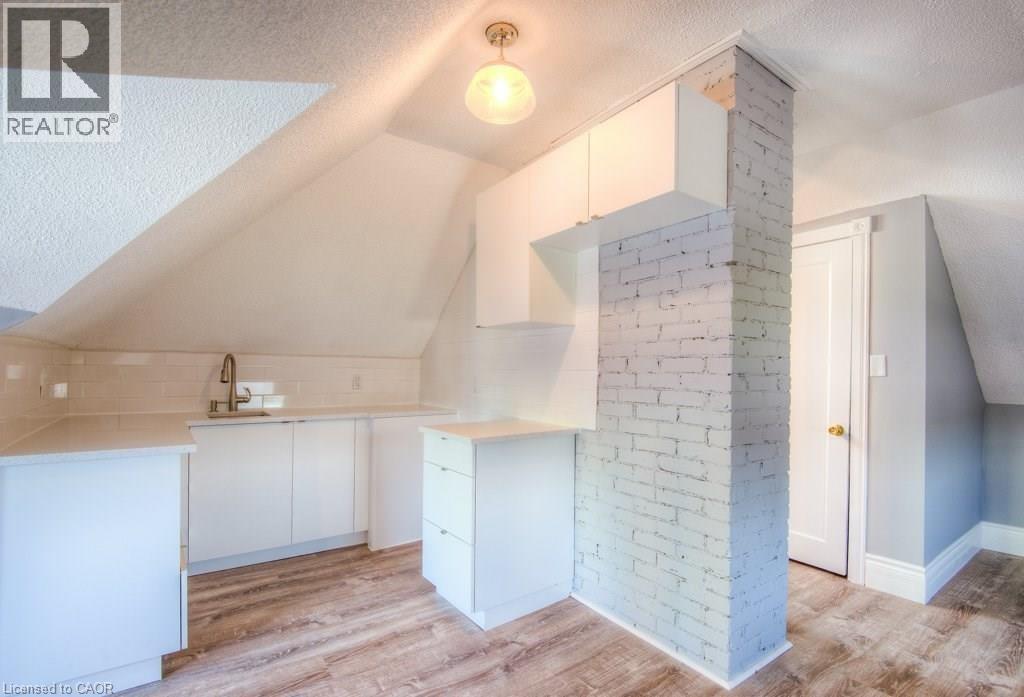 Photo - 16 Wellington St N