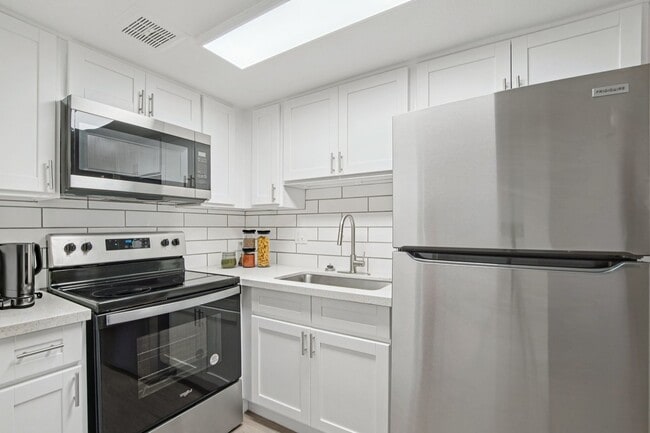 Building Photo - Aster on University