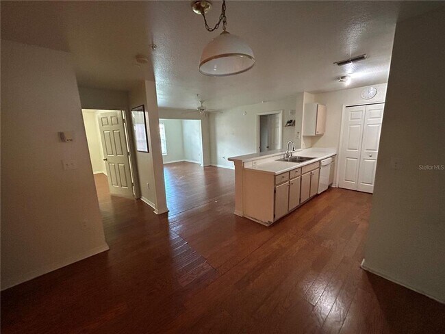 Photo - 5455 Vineland Rd Unit 3102