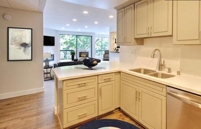 Building Photo - 423 N Palm Dr Unit 302