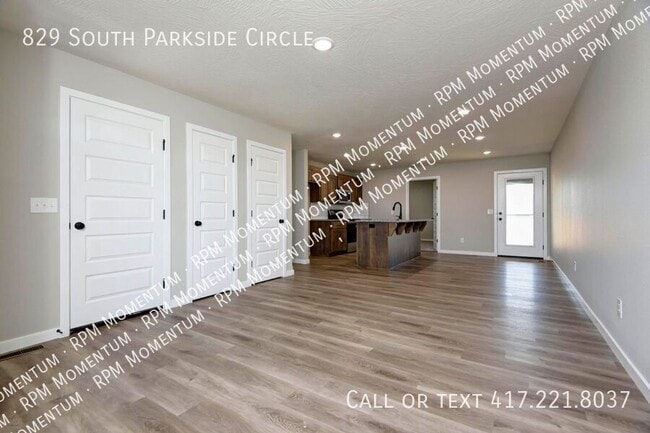 Photo - 829 S Parkside Cir