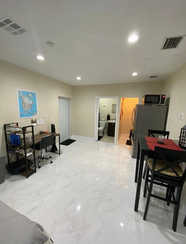 Building Photo - 1715 SW 102nd Ct Unit 1 Rental