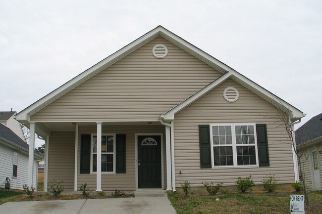 Building Photo - Lovely Three Bedroom Home In The Summerville Neighborhood!