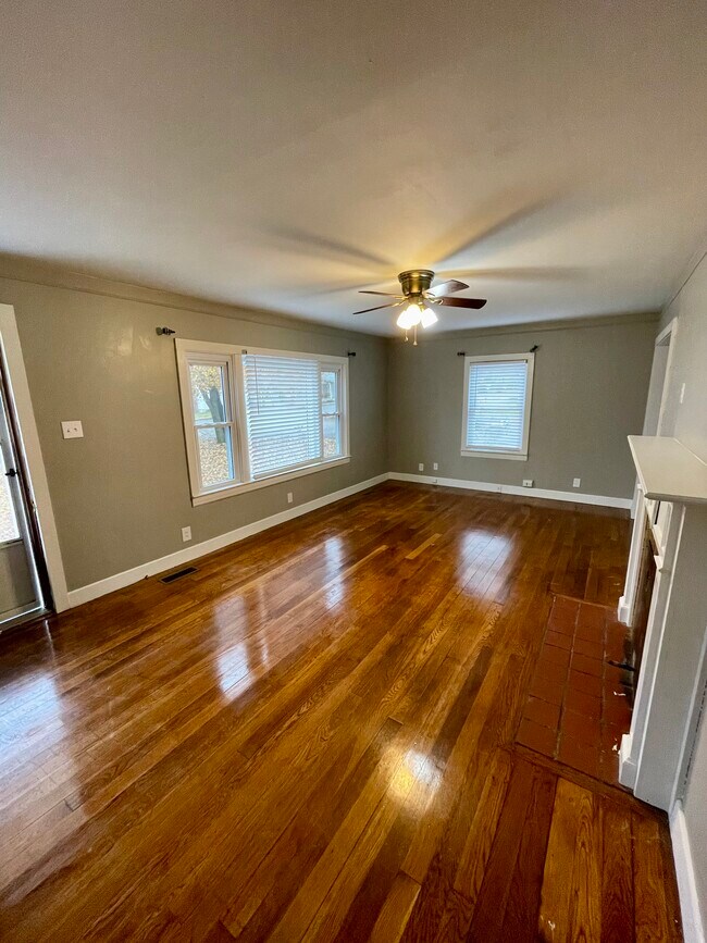 Living Room - 301 N Kirkman St Casa