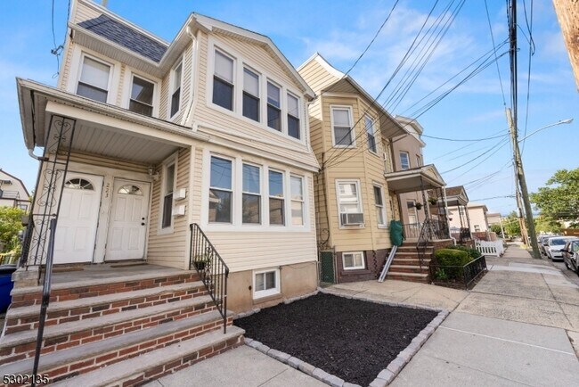 Photo - 223 Devon St