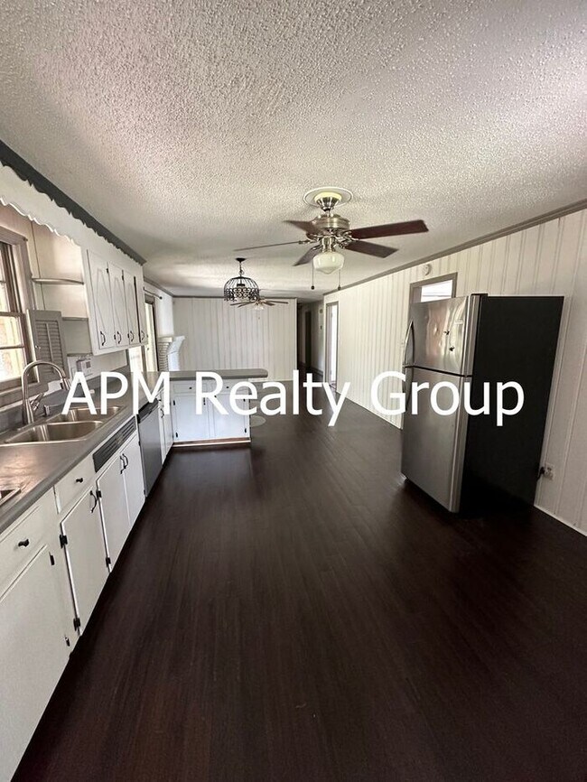 Photo - Beautiful 3 bedroom with workshop
