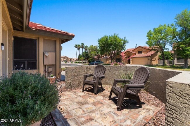 Photo - 687 N May St