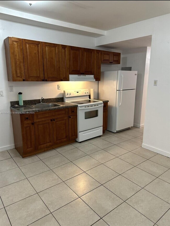 Photo - 985 SW 5th St Unit 4