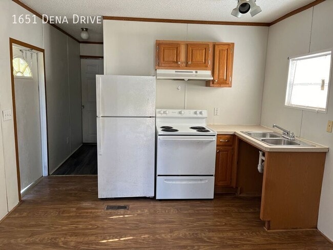 Building Photo - 1651 Dena Dr