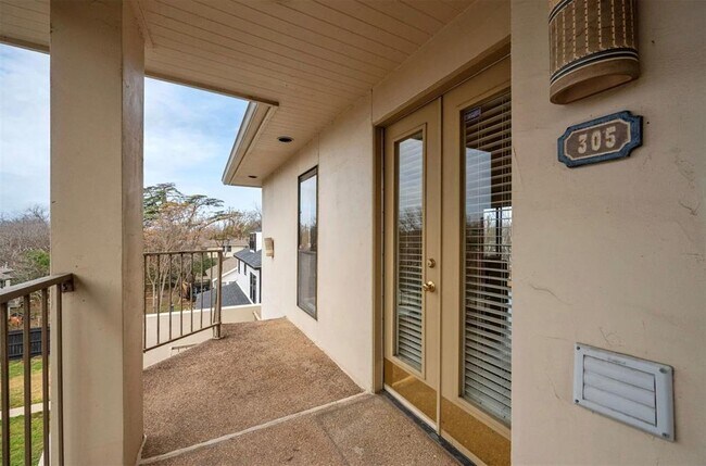 Photo - 409 E 38th St Unit 305