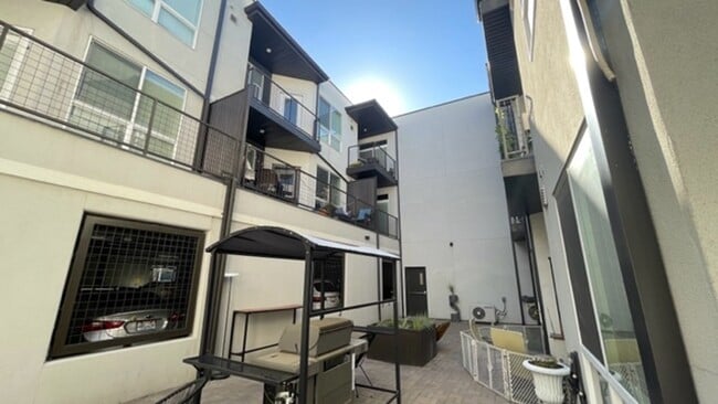 Building Photo - Beautiful 1 bed 1 bath apartment in Downto... Unit 110