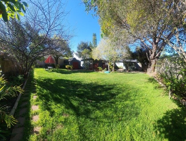 Building Photo - Well maintained 5 bedroom 2 bath with garage